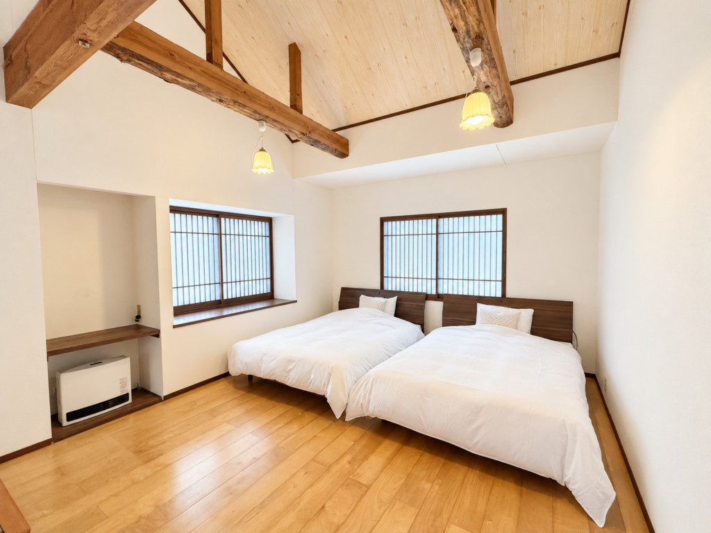 Family Suite – twin beds under exposed beams / ファミリースイート(梁の下のツインベッド)