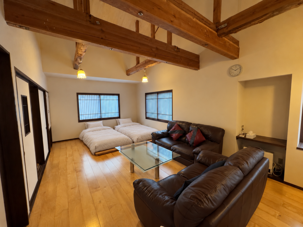 Family Suite – spacious room with beams, sofas and beds / ファミリースイート(梁のある広い洋室)