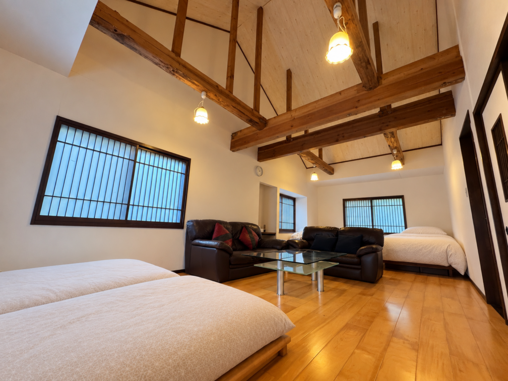 Family Suite – high ceiling with beams, beds and sofas / ファミリースイート(高い天井と梁、ベッドとソファ)